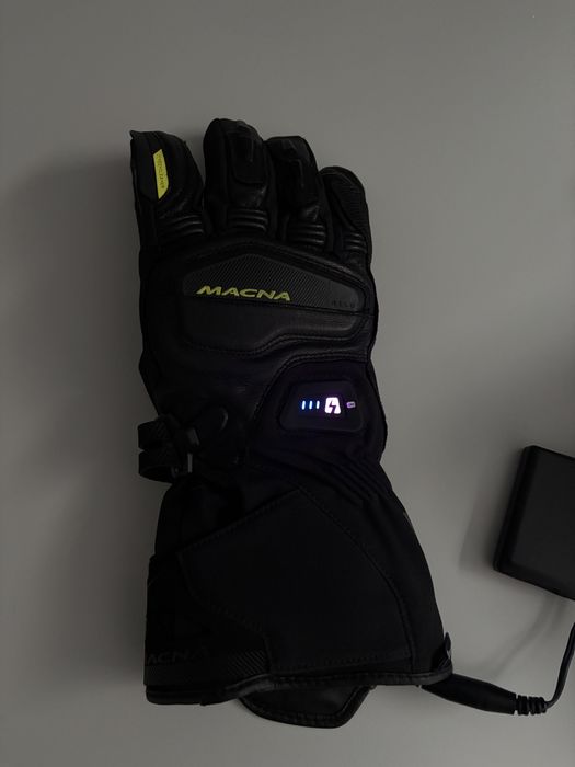 Manusi incalzite moto macna