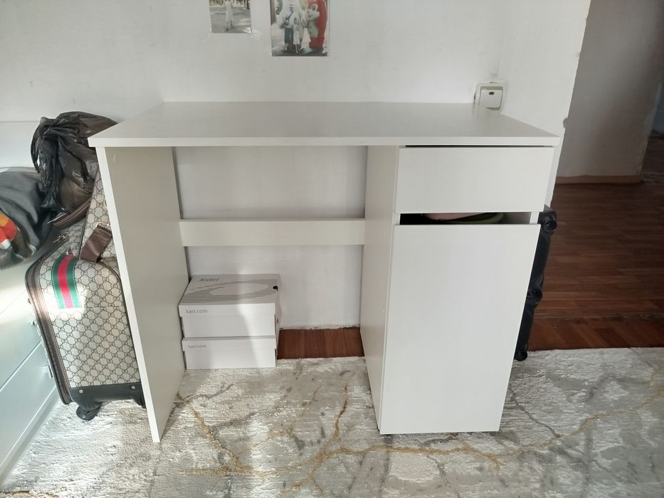 Продам 2 стола письменных