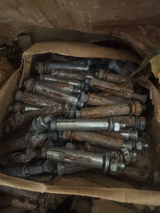 Анкерные болты с гайкой продам