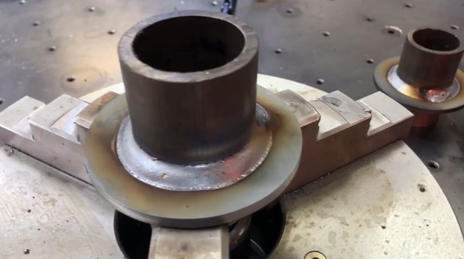 РОБОТ ЗА ЗАВАРЯВАНЕ, Заваръчен робот за метални изделия, MIG MAG TIG