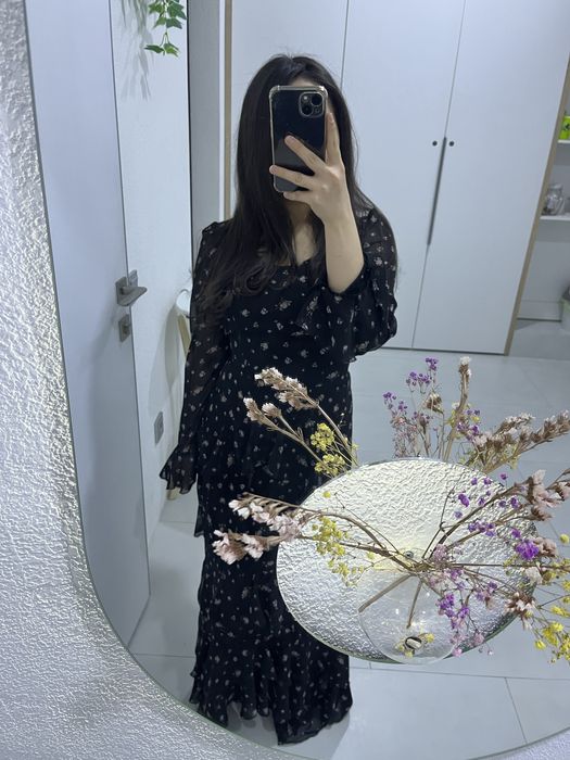 Продам платье в цветочках черная