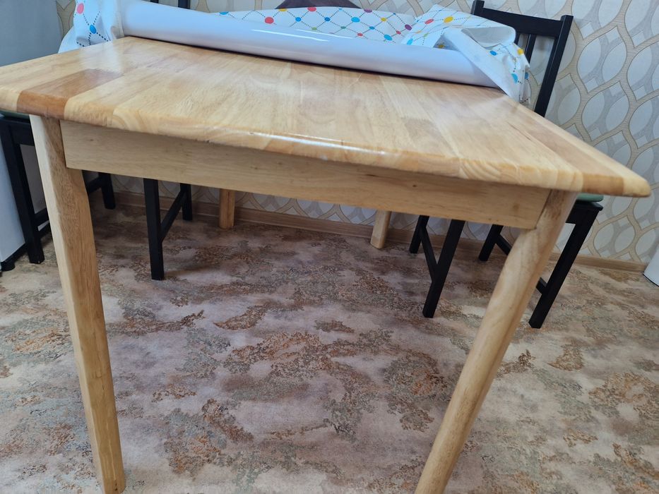 Продам стол обеденный