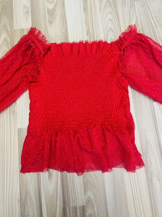 Top cu volane si umeri goi