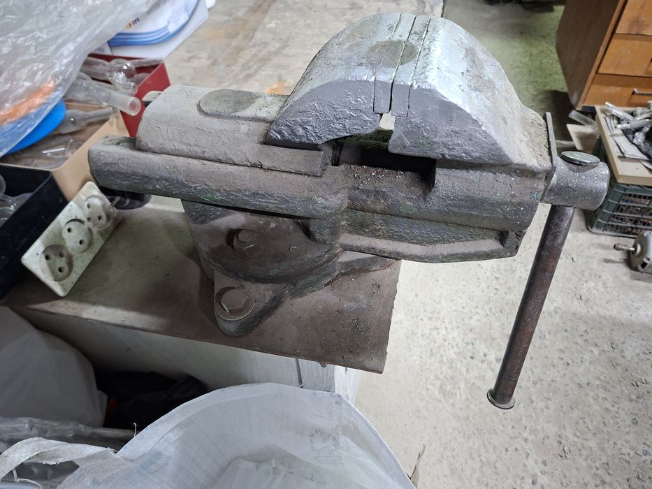 Метал стол + Тиски + Ключлар ..