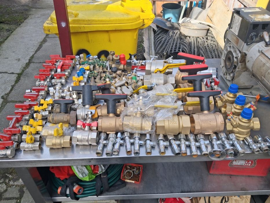 Vând robineți de apa