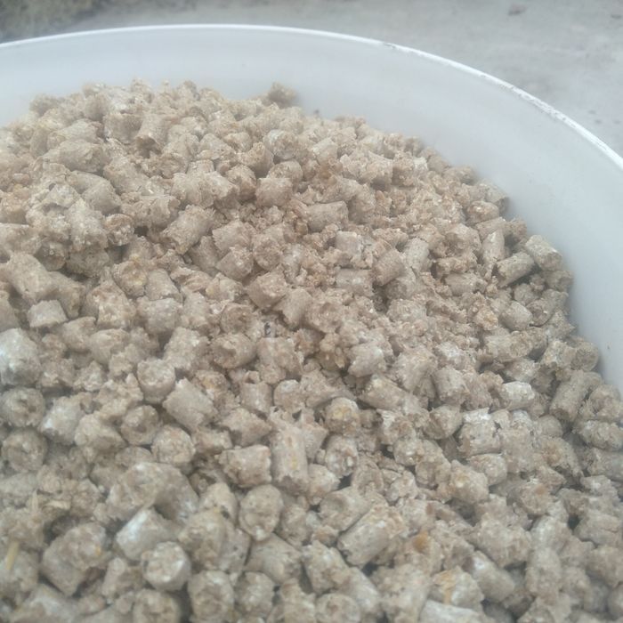 Еда  корм для рыб и курицам