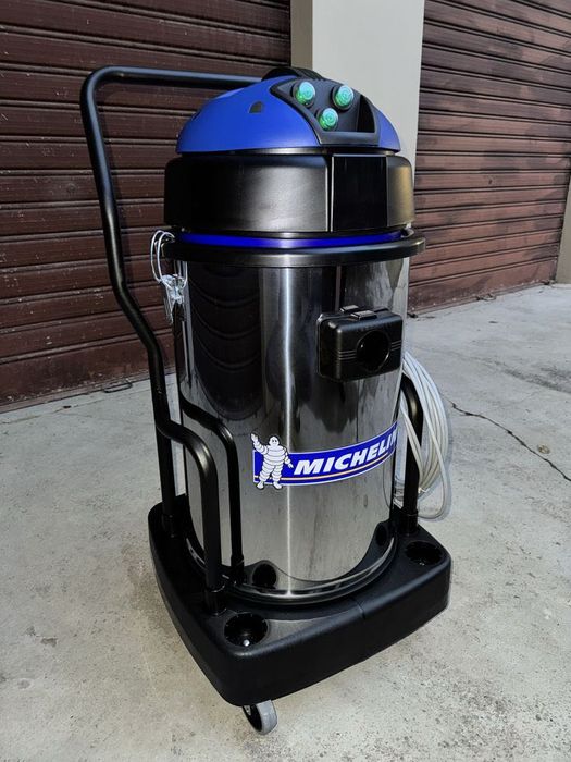 Vând aspirator cu 3 motoare aproape nou