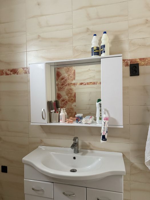 Раковина и зеркала шкафом