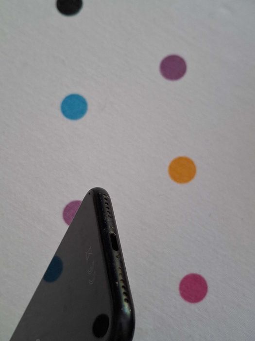 iPhone SE 2020 128 GB черен отлично състояние