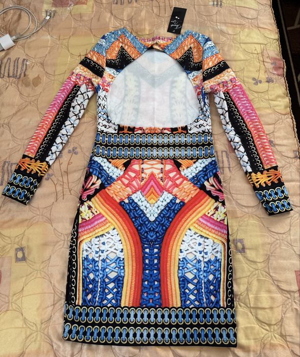 Рокля с гол гръб