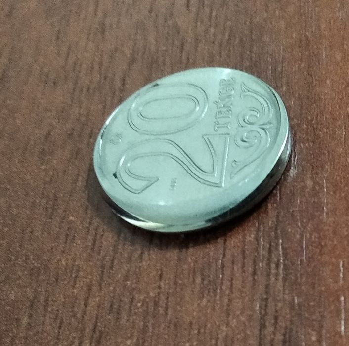 Брак монеты 20 тенге. Смещение