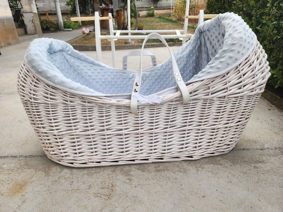 Кошница на Моисей "Kinder Valley"с люлееща се стойка  и матрак