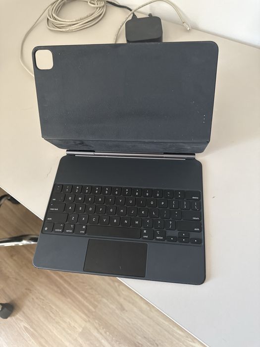 Magic Keyboard + Apple Pencil