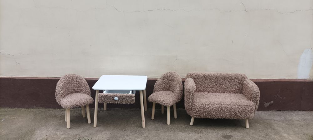 Комплект детской мебели. Стол и 2 стула