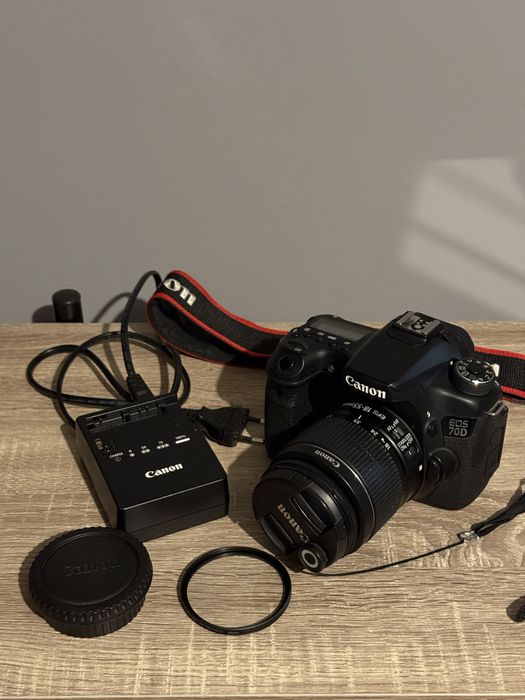 Aparat foto DSLR Canon EOS 70D + Obiectiv Canon EFS 18-55mm IS II