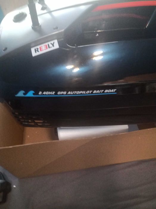 Нова лодка за захранка с автопилот и gps обхват 500 метра