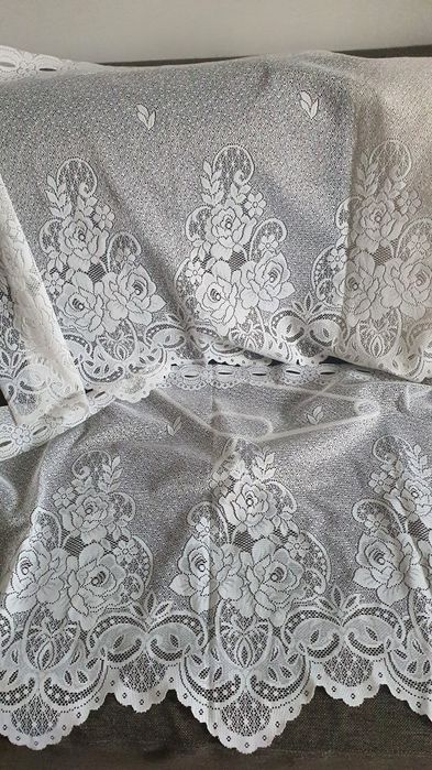 Vând 2 perdeluțe pentru bucătărie