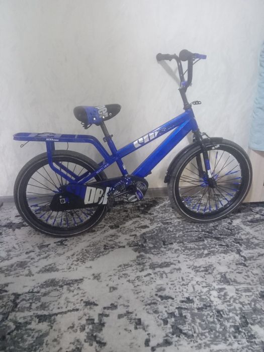 Velik sotiladi. Xolati alo kop uchilmagan. Rangi kok narxi 400 000