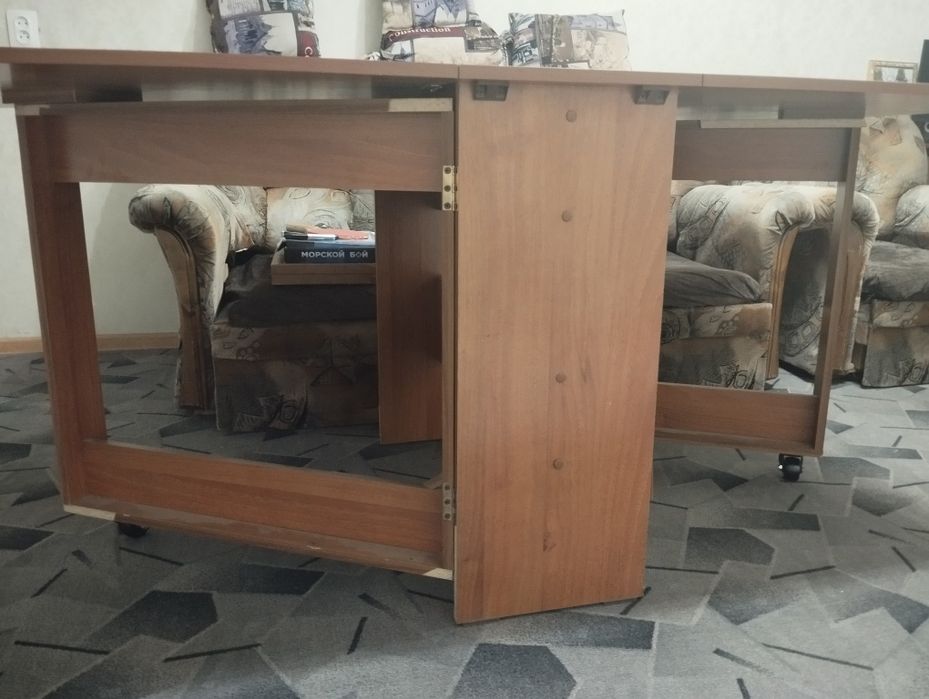 Стол срочно продам