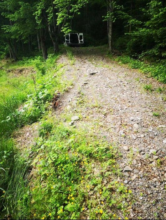 Teren munte, Brates- Tarcau- Piatra Neamt, teren cu o cabanuta