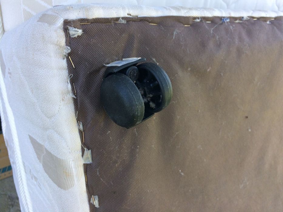 Продавам легло с матрак.