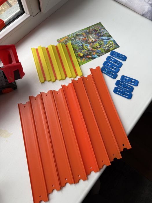 Две машины hot wheels б/у