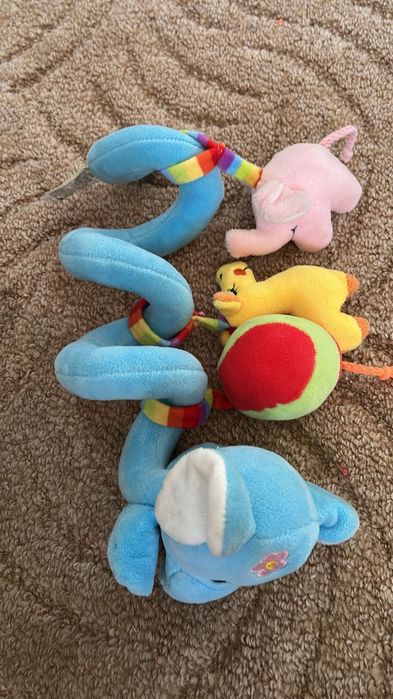 Бебешко гнездо с възглавница и игрсчки