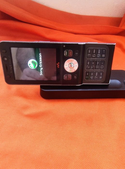 Sony Ericsson w890i + dock+incarcator ( orice rețea)