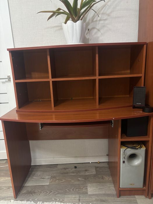 Продам компьютерный гарнитур,шкаф