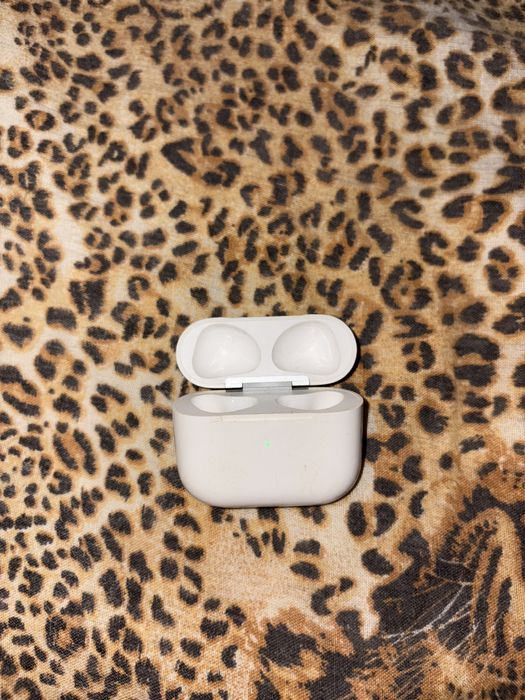 Кутийка за слушалки airpods 4