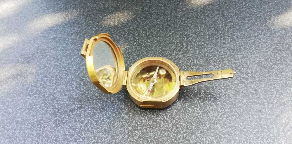 Стар компас, бронзов. В отлично състояние.