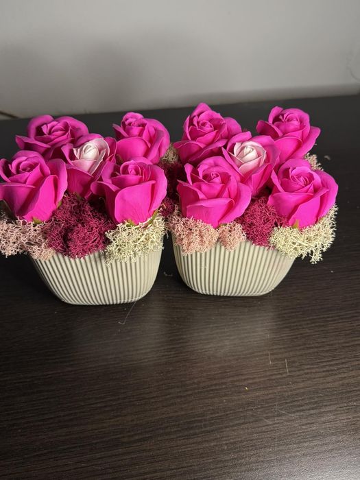 Аранжировки със сапунени рози и скандинавски мъх.