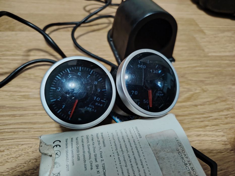 Уреди за измерване на температура и налягане на маслото на кола