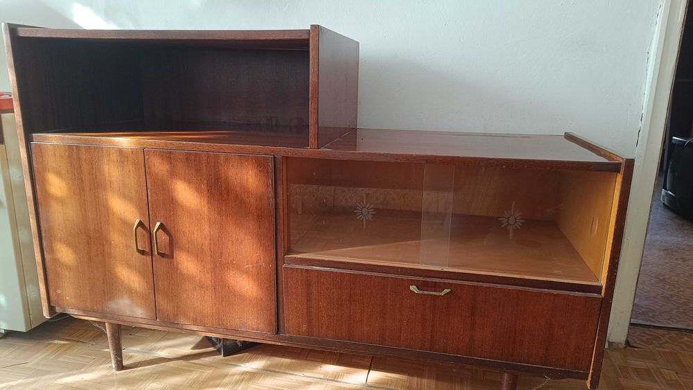 Витрина шкаф от истинско дърво