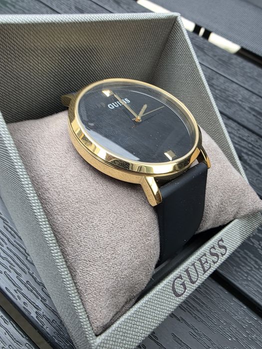 Ceas Guess nou la cutie