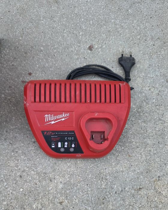 Milwaukee M12 filetanta cu percutie