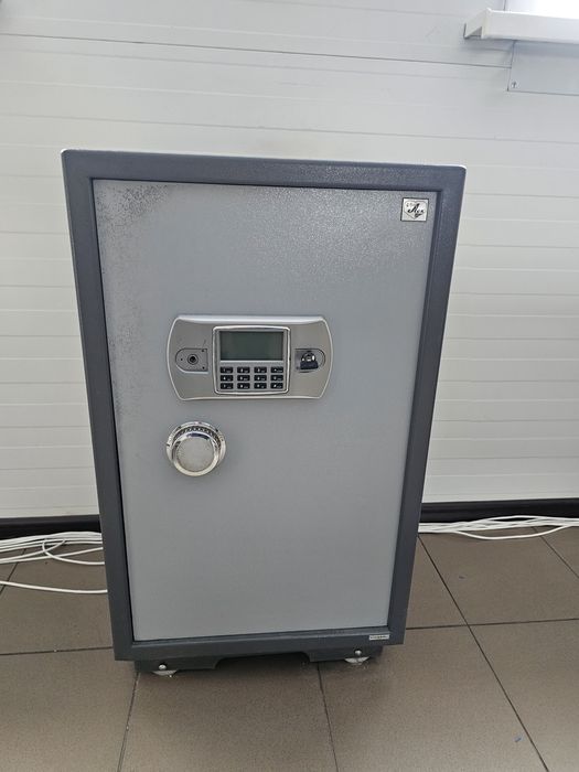 Сейф большой в хорошем состоянии