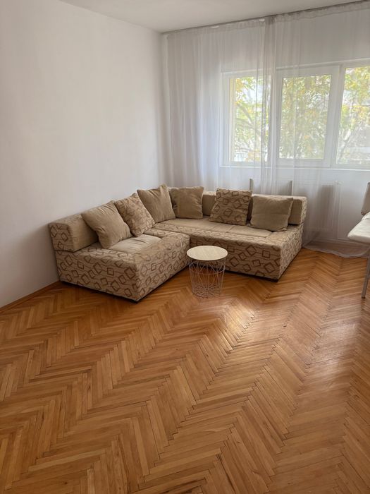 Vând apartament 3 camere zona Soarelui.