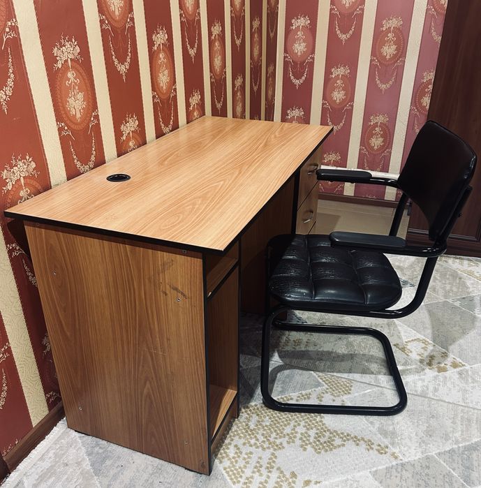 Компьютерный стол и кресло