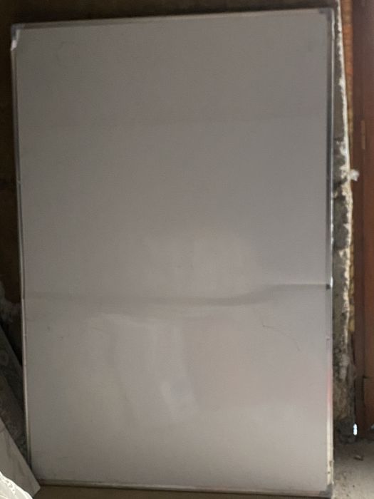 Doska sotiladi. Mel va markerda yozish mumkin.