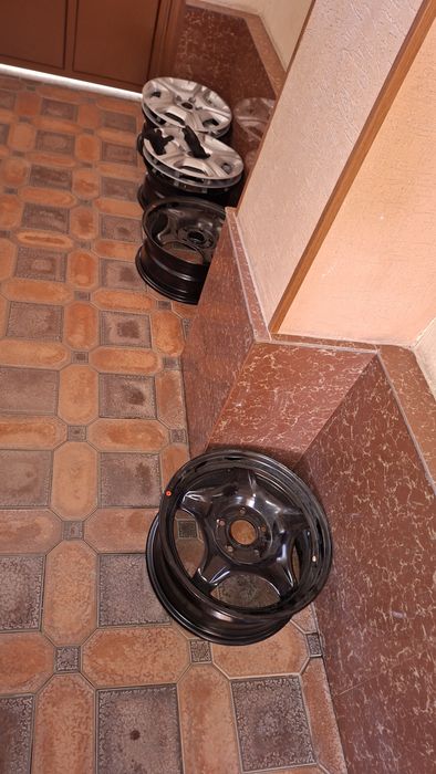 Продам 4 диска и 4 колпака от KIA SONET