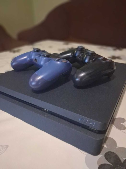 PS4 с включени два джойстика и четири игри, като нов, без забележки.