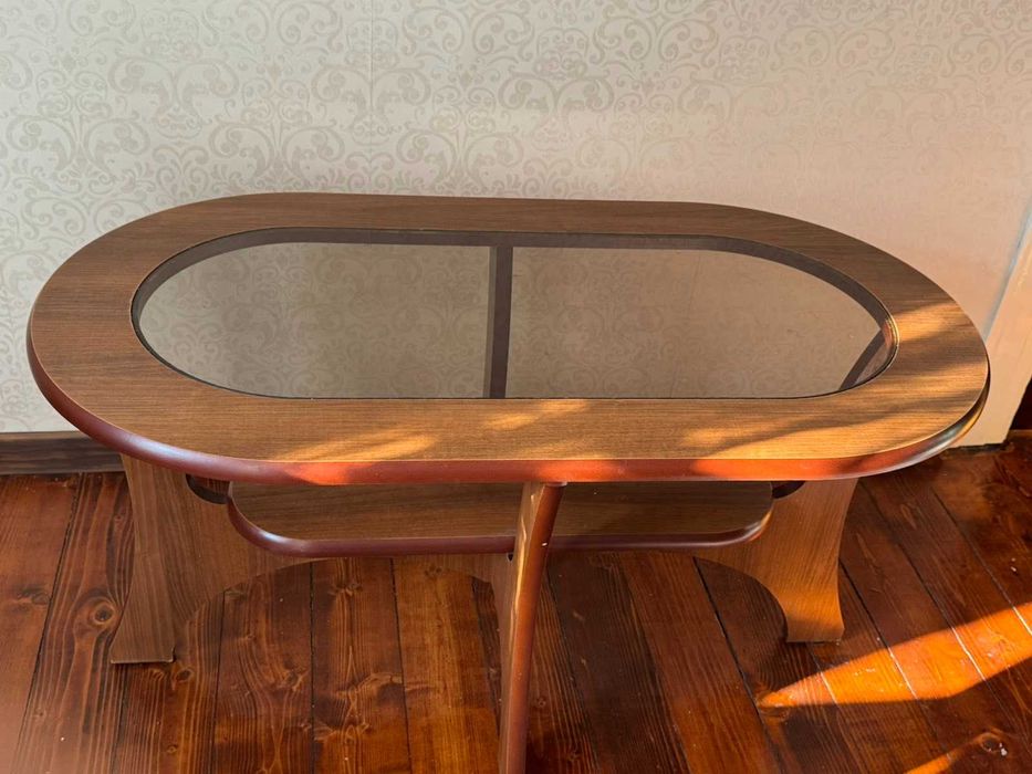 Холна маса с овална форма