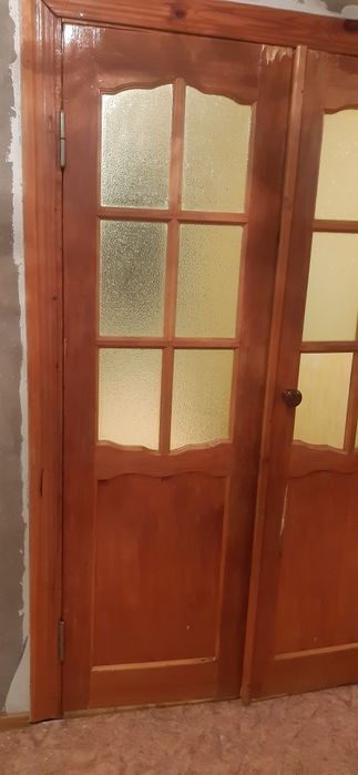 Продам б/у двери деревянные