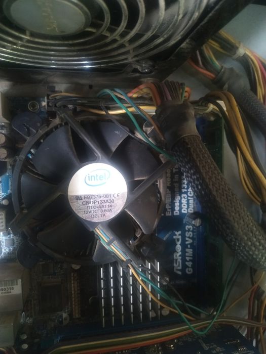 Продавам Перфектен Компютър с Монитор