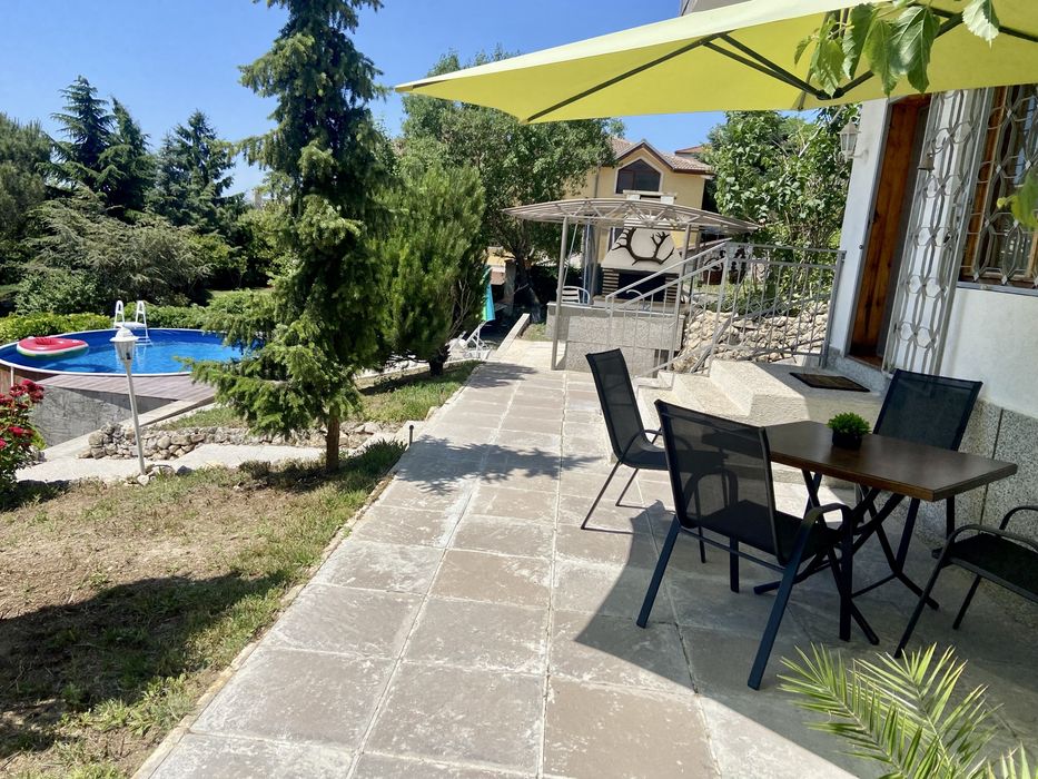 Самостоятелна вила за нощувки за 4-ма с барбекю, басейн, батут, гледка