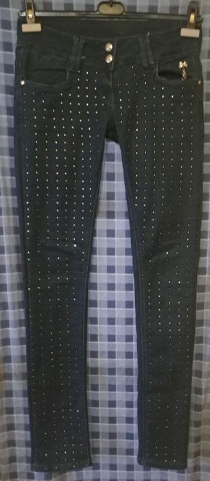 Blugi cu pietre negre