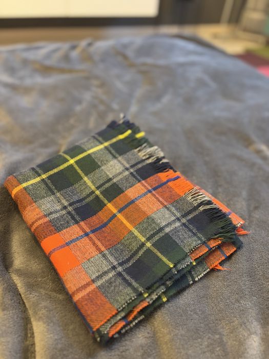 fular Gap carouri verde rosu bleumarin in stare foarte buna