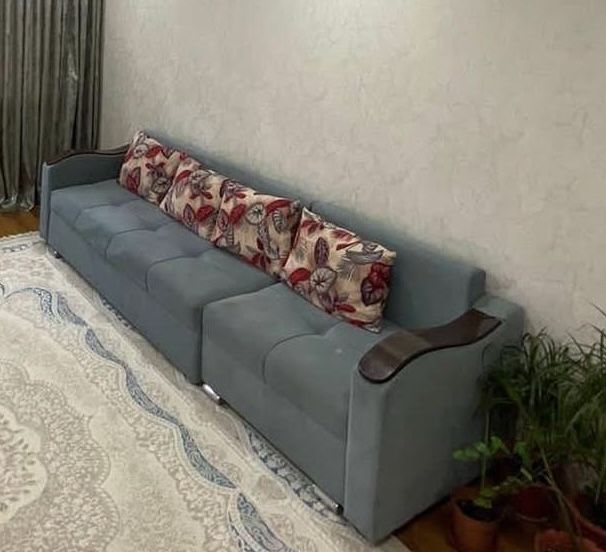 Диван с подушками