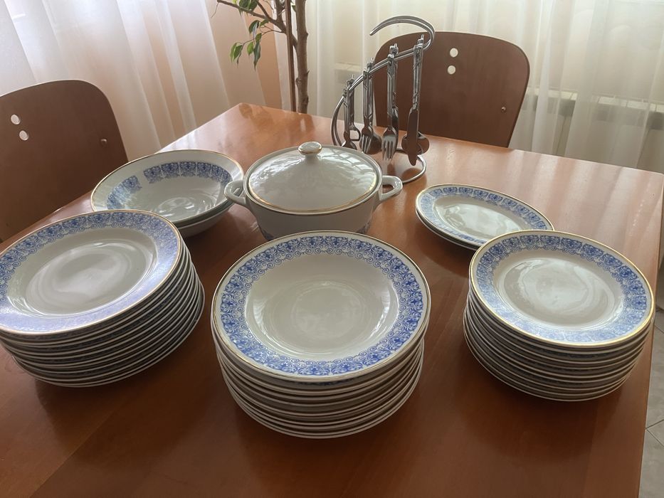 Порцеланов сервиз за хранене със златен кант произведен в България